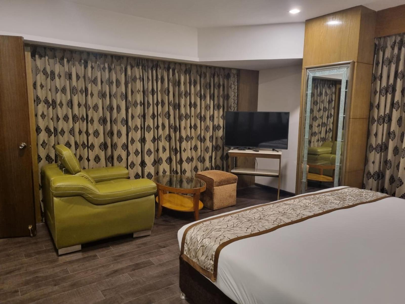 Hotel Benzz Park Chennai Exterior photo