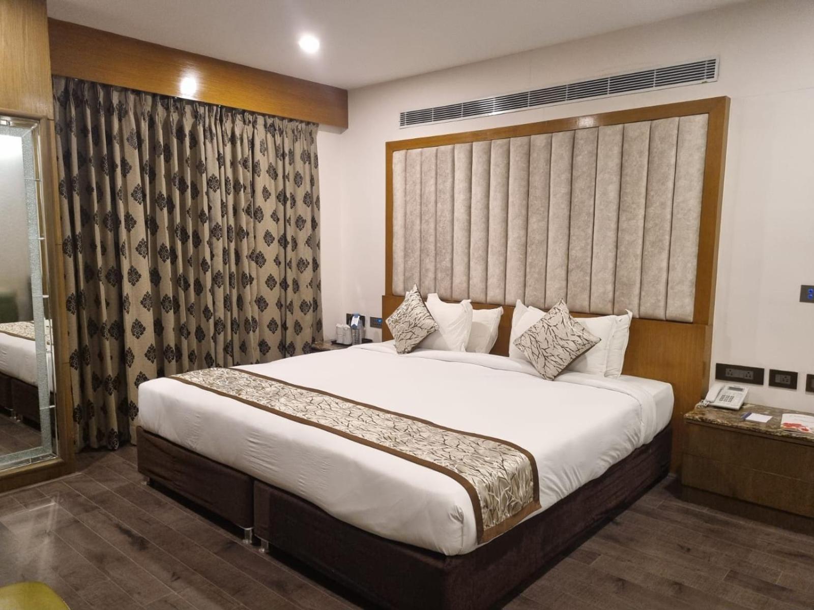 Hotel Benzz Park Chennai Exterior photo