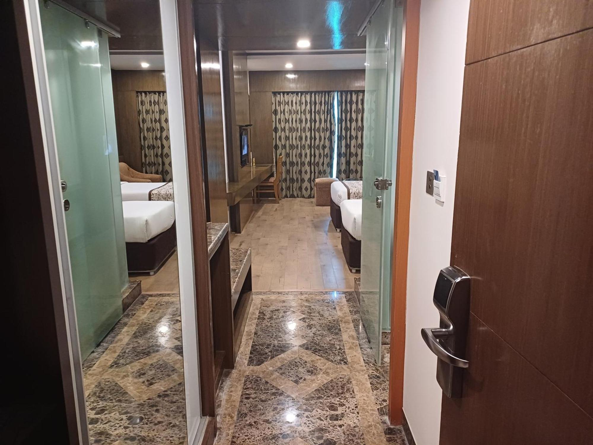 Hotel Benzz Park Chennai Exterior photo