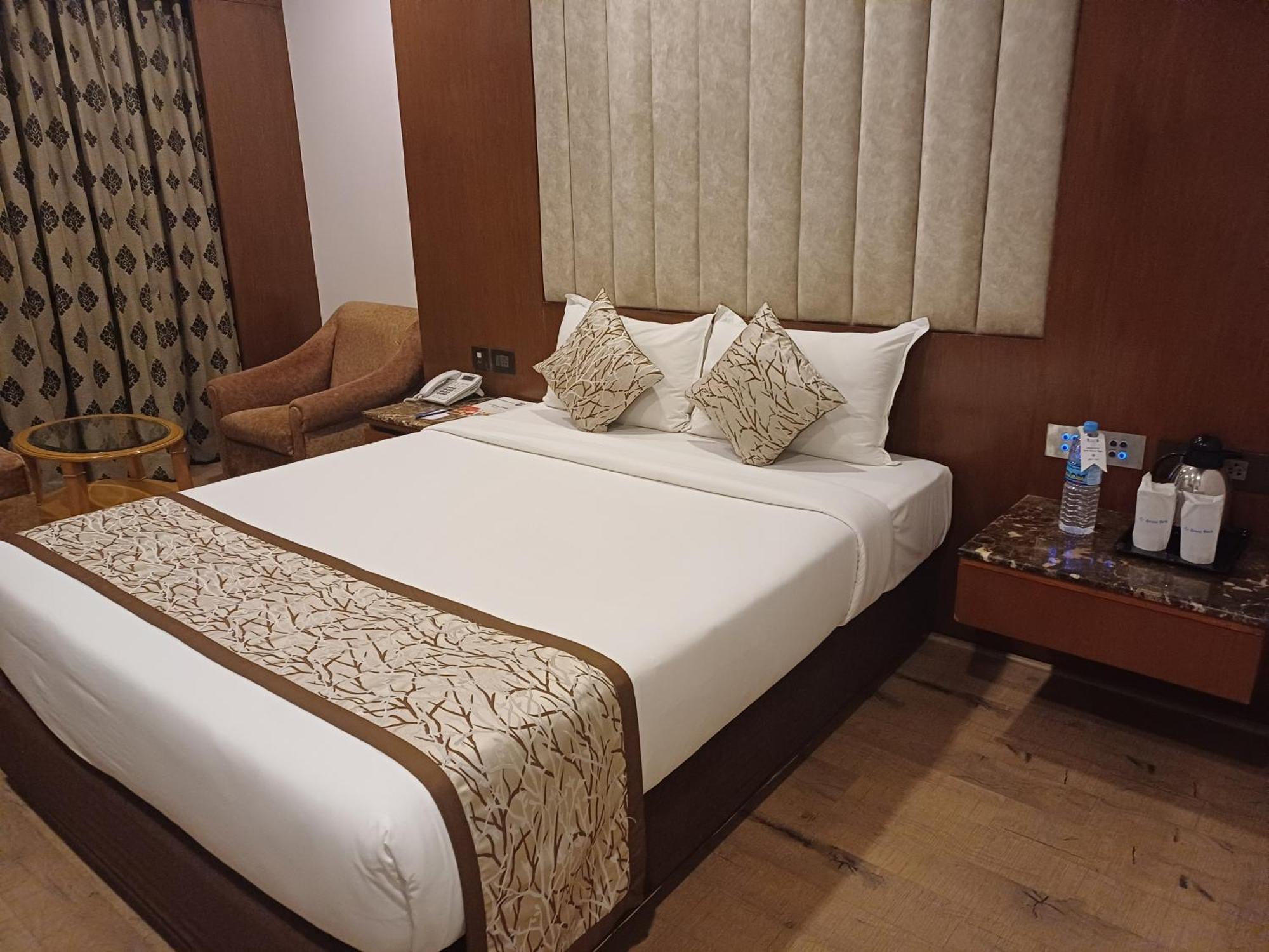 Hotel Benzz Park Chennai Exterior photo