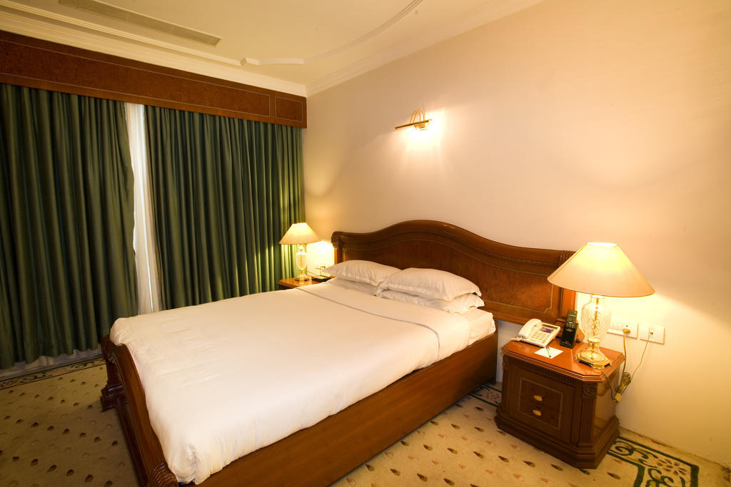 Hotel Benzz Park Chennai Room photo